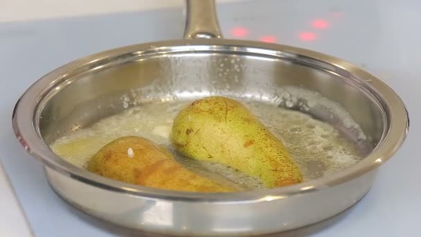 Frying pear with butter in a pan — Stock Video