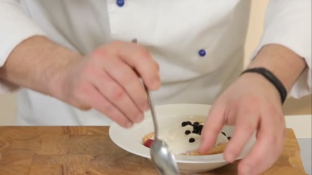 Biscuit dessert serveren met bessen — Stockvideo