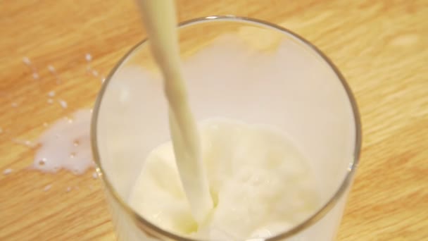 Hälla mjölk i ett glas — Stockvideo