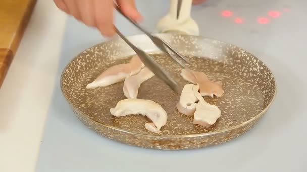 Faire frire des tranches de filet de poulet juteuses sur une poêle — Video