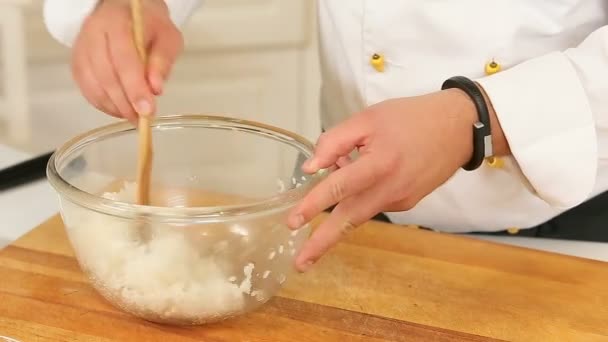 Смешивание варёного риса в стеклянной миске — стоковое видео