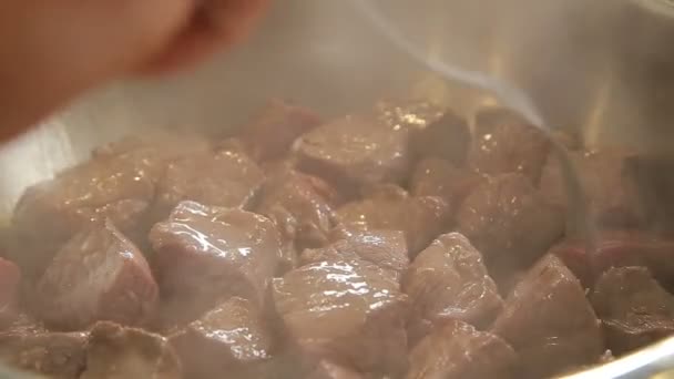 Stewing kuber av nötkött i en gryta — Stockvideo