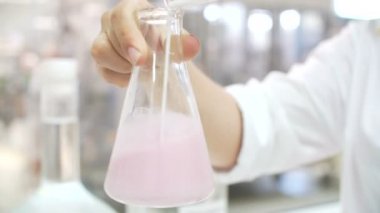 Araştırmacı reaktif reaksiyon kimyasal laboratuvar testleri için test tüp içine bırakarak