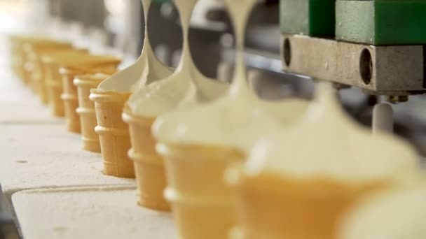 Линия автоматического производства мороженого — стоковое видео