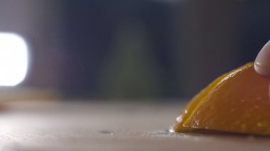 Taze püskürtme turuncu bir bıçak ile kesme