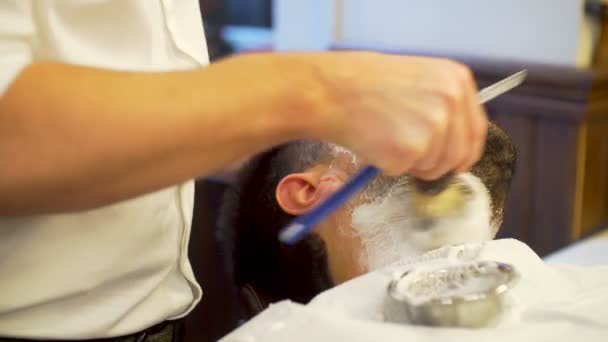 Sakal saç kesimi almak ve traş sakallı adam — Stok video