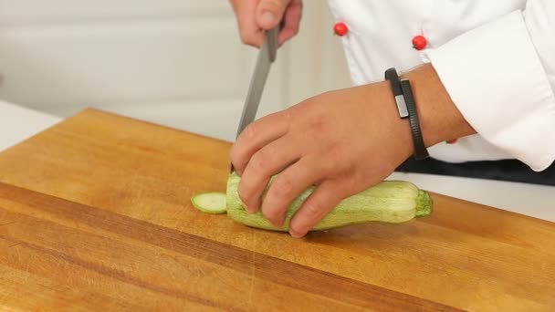 Kocken Skivning Zucchini Skärbräda Vid Köksbordet — Stockvideo