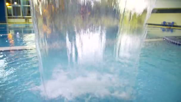 Занавес воды, вырывающийся из фонтана у бассейна — стоковое видео