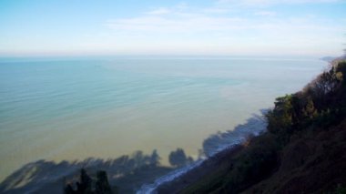 Bir sahil hattı ile deniz manzarası sahne