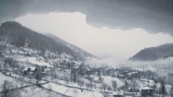 Inverno neve montanha paisagem com derretimento boné de neve em primeiro plano — Vídeo de Stock