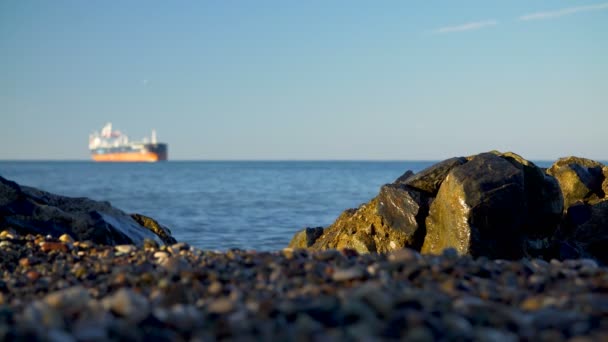 Tidevandsenergi boring på stenede sten havet kysten – Stock-video