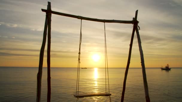 Tropischer Strand mit Schaukel bei Sonnenuntergang — Stockvideo