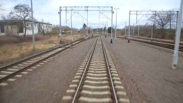 Spoorweg spoor loopt door coutry landschappen — Stockvideo