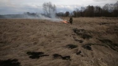 Kuru ot ilkbaharda tarım arazileri üzerinde yanan havadan görünümü