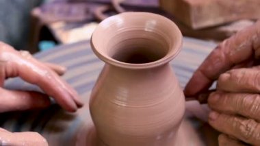 Genç öğrenci öğretim iş yerinde çömlekçi