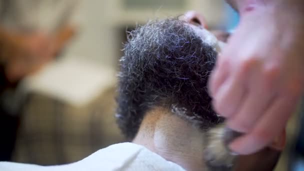 Uomo barbuto ottenere taglio di capelli barba e rasato — Video Stock