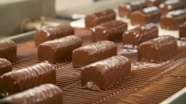 Konveyör bant üzerine çikolata tatlılar