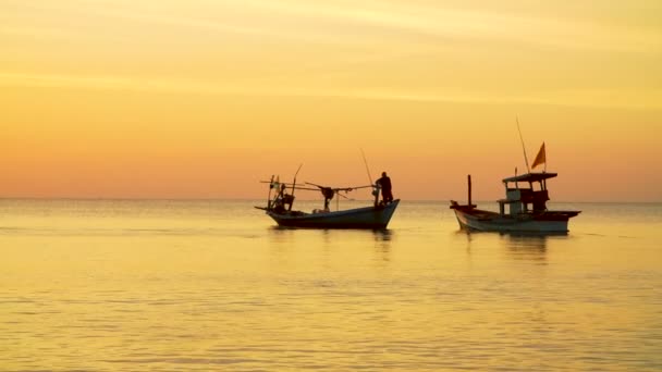 Fisher βάρκες στο ηλιοβασίλεμα στον ορίζοντα — Αρχείο Βίντεο