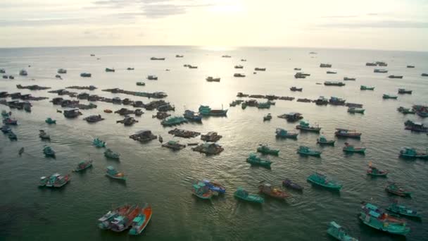 Muitos barcos de pesca no mar perto da costa — Vídeo de Stock