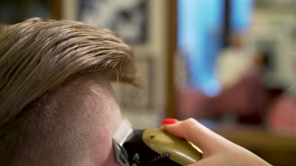 Jovem recebendo corte de cabelo — Vídeo de Stock