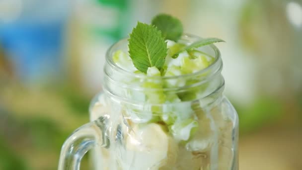 Ensalada de frutas en una taza de glaas — Vídeo de stock