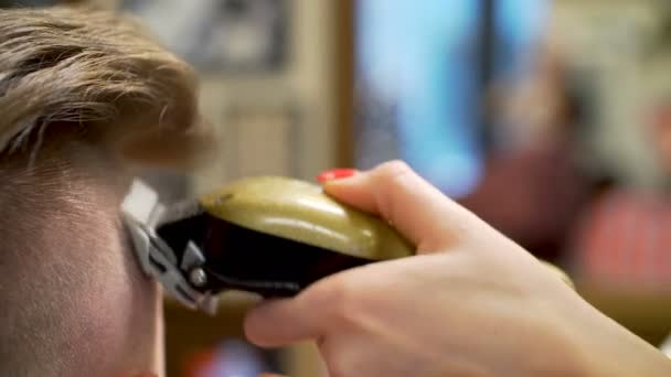 Joven recibiendo corte de pelo — Vídeo de stock