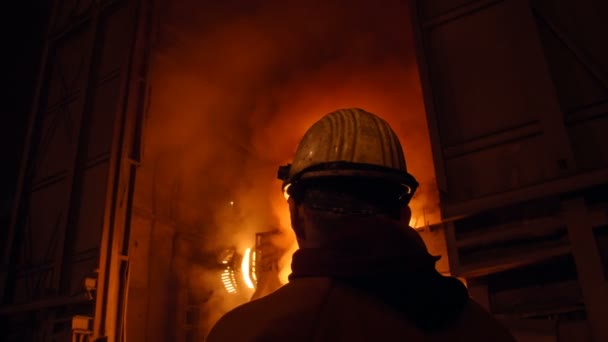 Μεταλλουργός στην εργασία από την έκρηξη furnance, σιδήρου και χαλυβουργικών εργασιών — Αρχείο Βίντεο