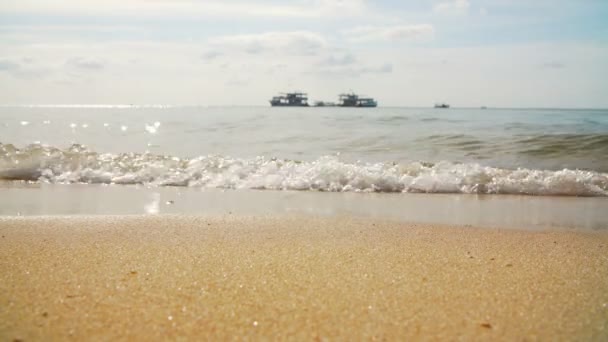 Plage de sable tropical avec un bateau à l'horizon — Video