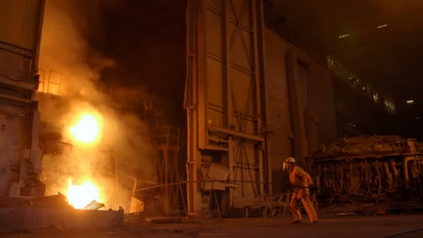 Métallurgiste au travail au haut fourneau, sidérurgie — Video
