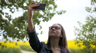 Poz ve selfies alarak genç arkadaşlar