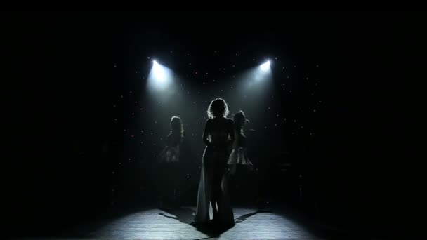 Kadın şarkıcı arkadan aydınlatmalı dumanlı sahnede — Stok video