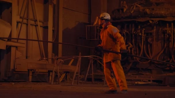 Metallurg op het werk door de ontploffing furnance-, ijzer- en staalfabriek — Stockvideo