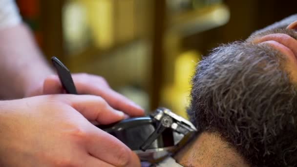 Bärtiger Mann bekommt Bartfrisur und rasiert — Stockvideo