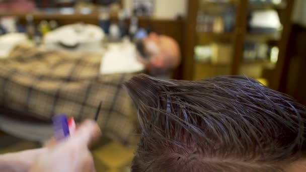 Jeune homme se faire couper les cheveux — Video