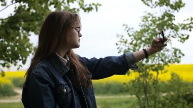 Poz ve selfies alarak genç arkadaşlar