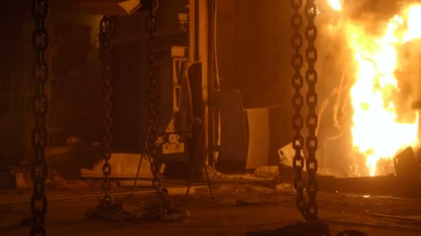 Zware werk ketens door de furnance van de ontploffing in een metallurgische fabriek — Stockvideo