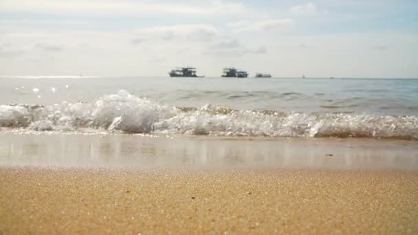 Playa de arena tropical con un barco en el horizonte — Vídeo de stock