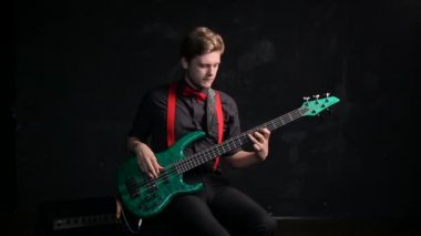 Elektrik bas giutar oynarken müzisyen