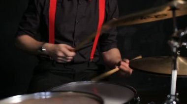 davulcu davul çalıyor.