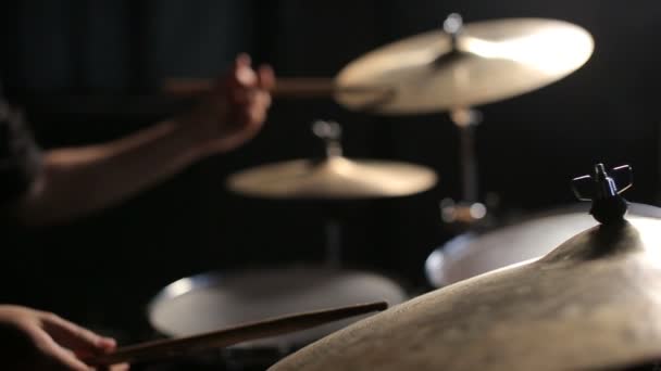 Baterista tocando bateria — Vídeo de Stock