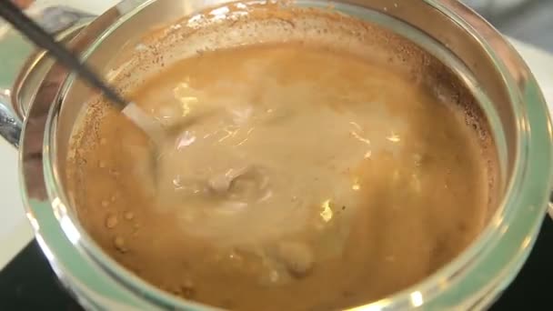 Faire fondre le chocolat avec du lait dans une casserole — Video