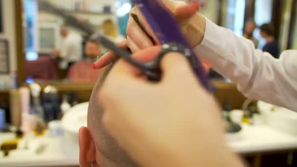 Jovem recebendo corte de cabelo — Vídeo de Stock