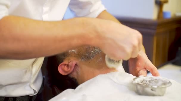 Uomo barbuto ottenere taglio di capelli barba e rasato — Video Stock