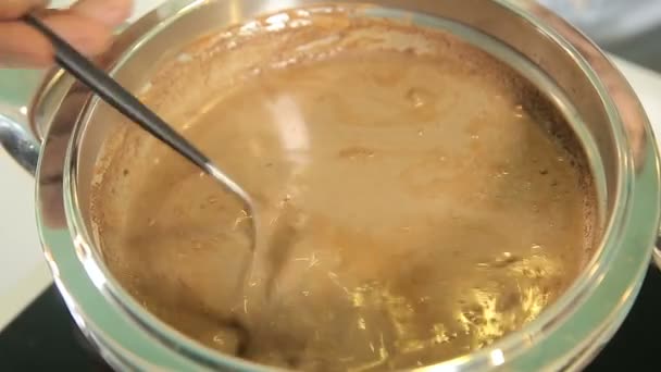 Faire fondre le chocolat avec du lait dans une casserole — Video