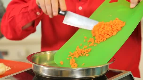 Freír zanahorias picadas en una sartén — Vídeos de Stock