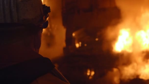 Μεταλλουργός στην εργασία από την έκρηξη furnance, σιδήρου και χαλυβουργικών εργασιών — Αρχείο Βίντεο