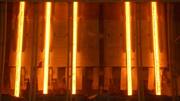 Billette in acciaio caldo colata continua in un impianto metallurgico — Video Stock