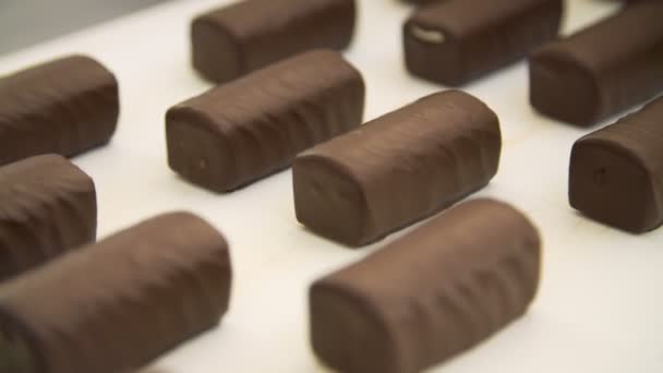 Chocolade snoep op de transportband — Stockvideo