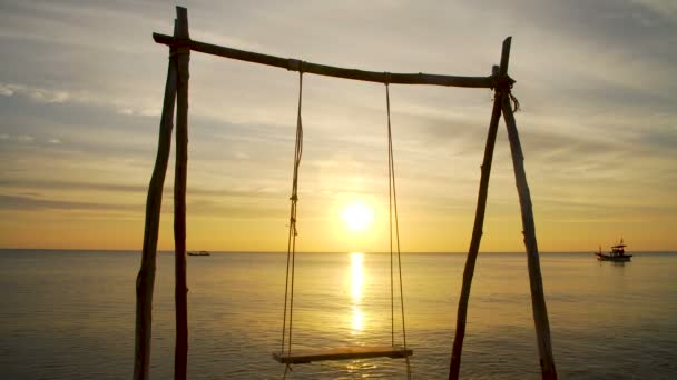 Tropischer Strand mit Schaukel bei Sonnenuntergang — Stockvideo
