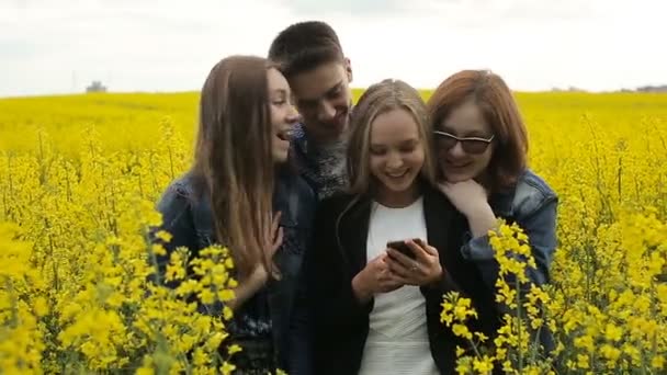 Przyjaciele nastolatek pozowanie i robienia selfie — Wideo stockowe